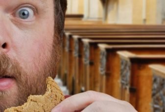 É permitido comer dentro da igreja?