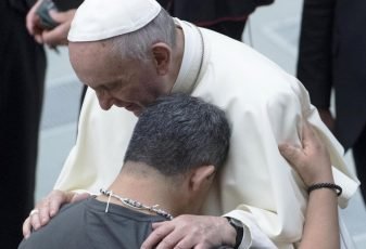 Papa defende Igreja centrada na misericórdia