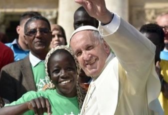 De braços abertos, Papa lança campanha "Compartilhe a viagem"