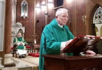 Ele tem 90 anos, 12 filhos e celebra 2 missas por dia na catedral