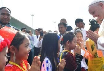 Papa chega a Mianmar para visita inédita