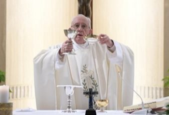 Papa: "Missa, uma escola de oração para os fiéis"