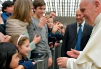 Nunca discutam diante das crianças, pede o Papa aos pais de família