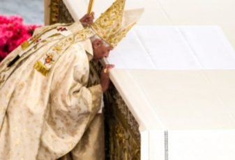 Sabe por que o padre beija o altar no início da Missa?