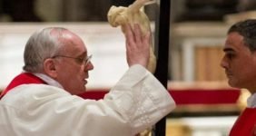 Papa: olhar o crucifixo para superar os desertos da nossa vida