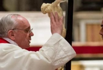 Papa: olhar o crucifixo para superar os desertos da nossa vida