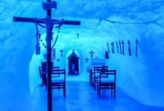 Rezando em uma capela de gelo