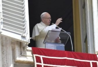 Papa: a caridade dos cristãos não nasce de ideologias mas de Jesus