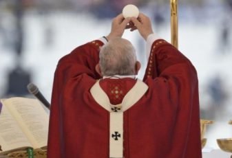 Papa: voltem à Missa, a Eucaristia é real, não virtual