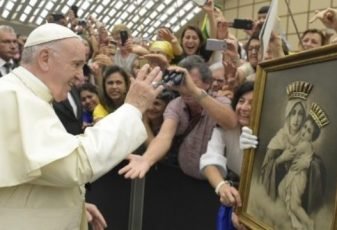 Papa: invocar o nome de Deus sem hipocrisias