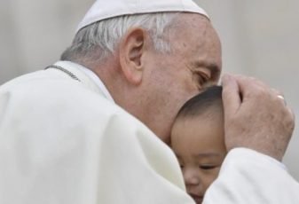 Os pais nos deram a vida, jamais insultá-los, pediu Francisco