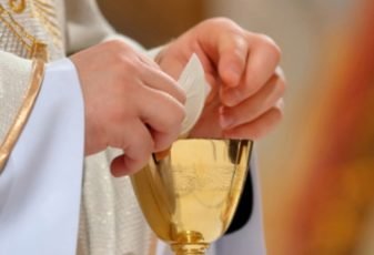 Por que os padres colocam um pedaço de hóstia no cálice?